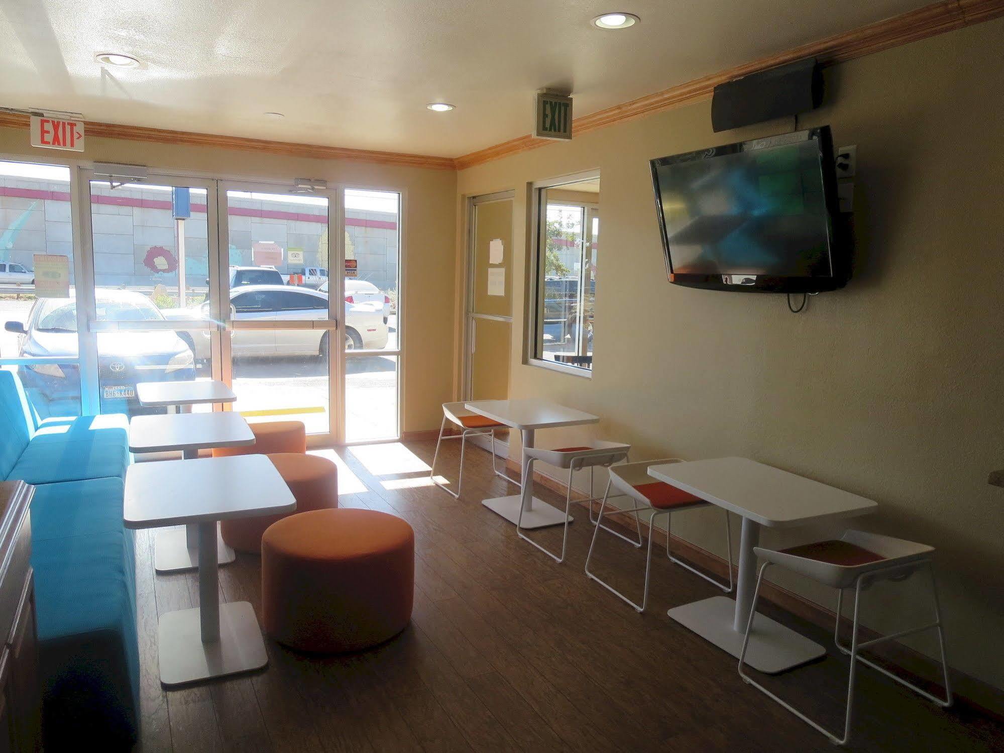 Howard Johnson By Wyndham Odessa Tx Bagian luar foto
