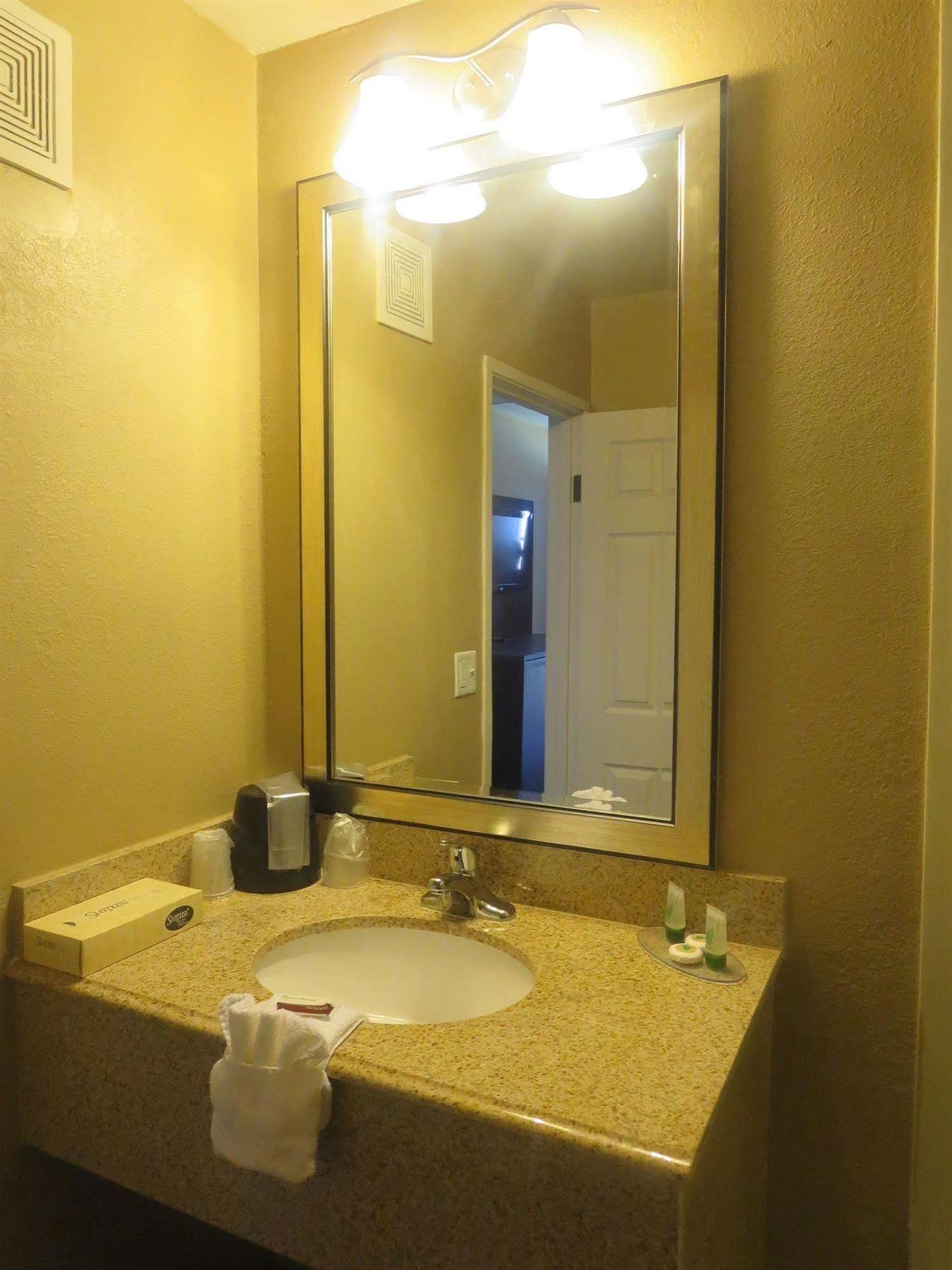 Howard Johnson By Wyndham Odessa Tx Bagian luar foto