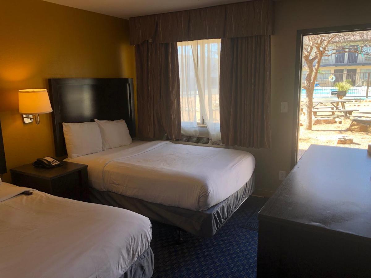 Howard Johnson By Wyndham Odessa Tx Bagian luar foto